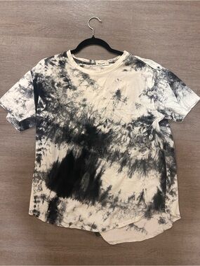 Black and white tie-dye tee — Size L